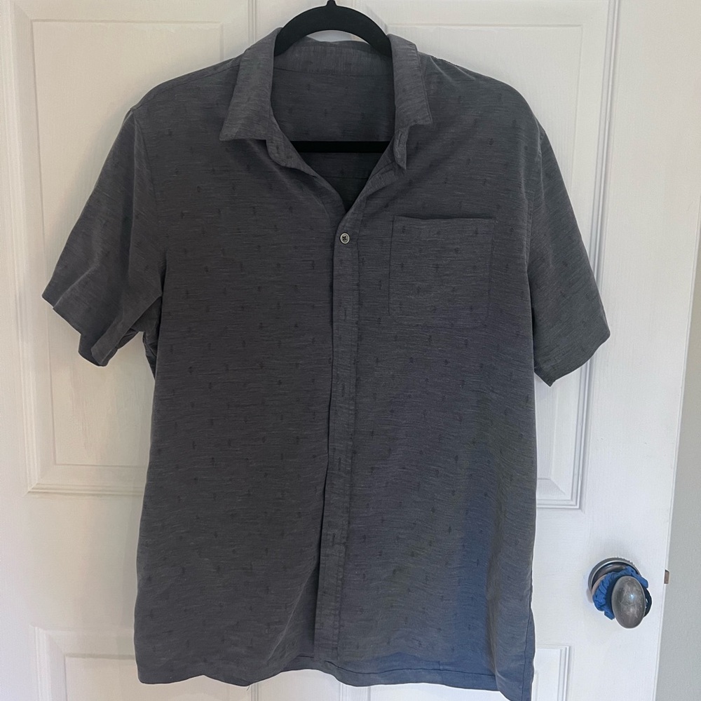 VGUC Vuori short sleeve button down shirt. grey. Size medium